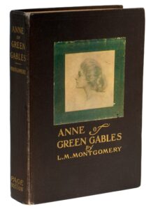 Primeira-edicao-de-_Anne-of-Green-Gables_-de-L.M.-Montgomery.-Foto_-Raptis-Rare-Books-Pinterest--216x300 Anne de Green Gables: Uma jornada literária inesquecível